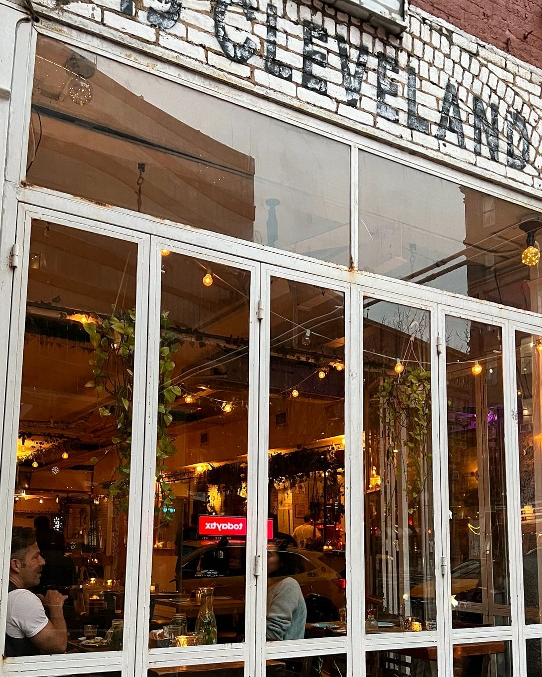 there is a restaurant with a sign on the front of it